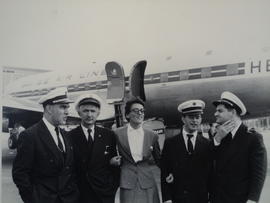 Fotografia de cinco funcionários da Panair (quatro homens e uma mulher) no aeroporto