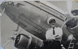 Fotografia em formato de cartão postal com imagem do piloto da Panair, Artur Brasil