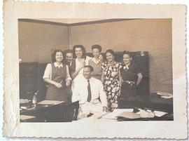 Fotografia de grupo de funcionários (seis mulheres e um homem)