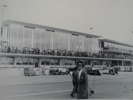 Fotografia de funcionária da Panair no aeroporto de Zurique
