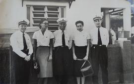 Fotografia de três homens e duas mulheres, funcionários da Panair  do Brasil