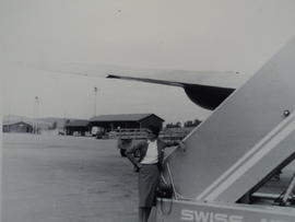 Fotografia de funcionária da Panair na escada de uma aeronave da Swiss Air
